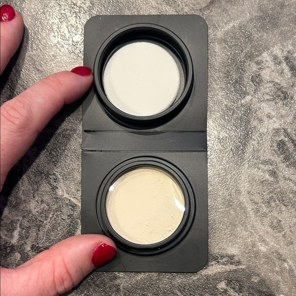 IT Cosmetics Bye Bye Pores Pressed Powder - White Compact - Picture 2 of 2